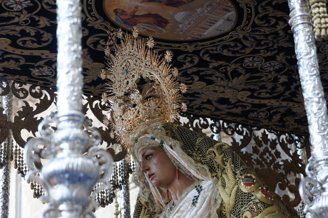 Semana Santa procession with Our Lady of Sorrow. Notice the embroideries! Photo @ snobb.net